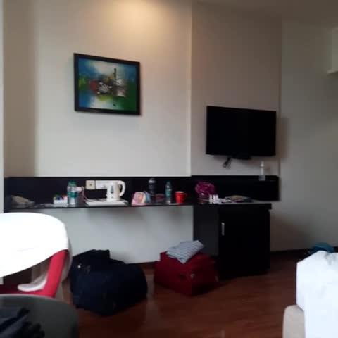 E Hotel - Traveller Photo
